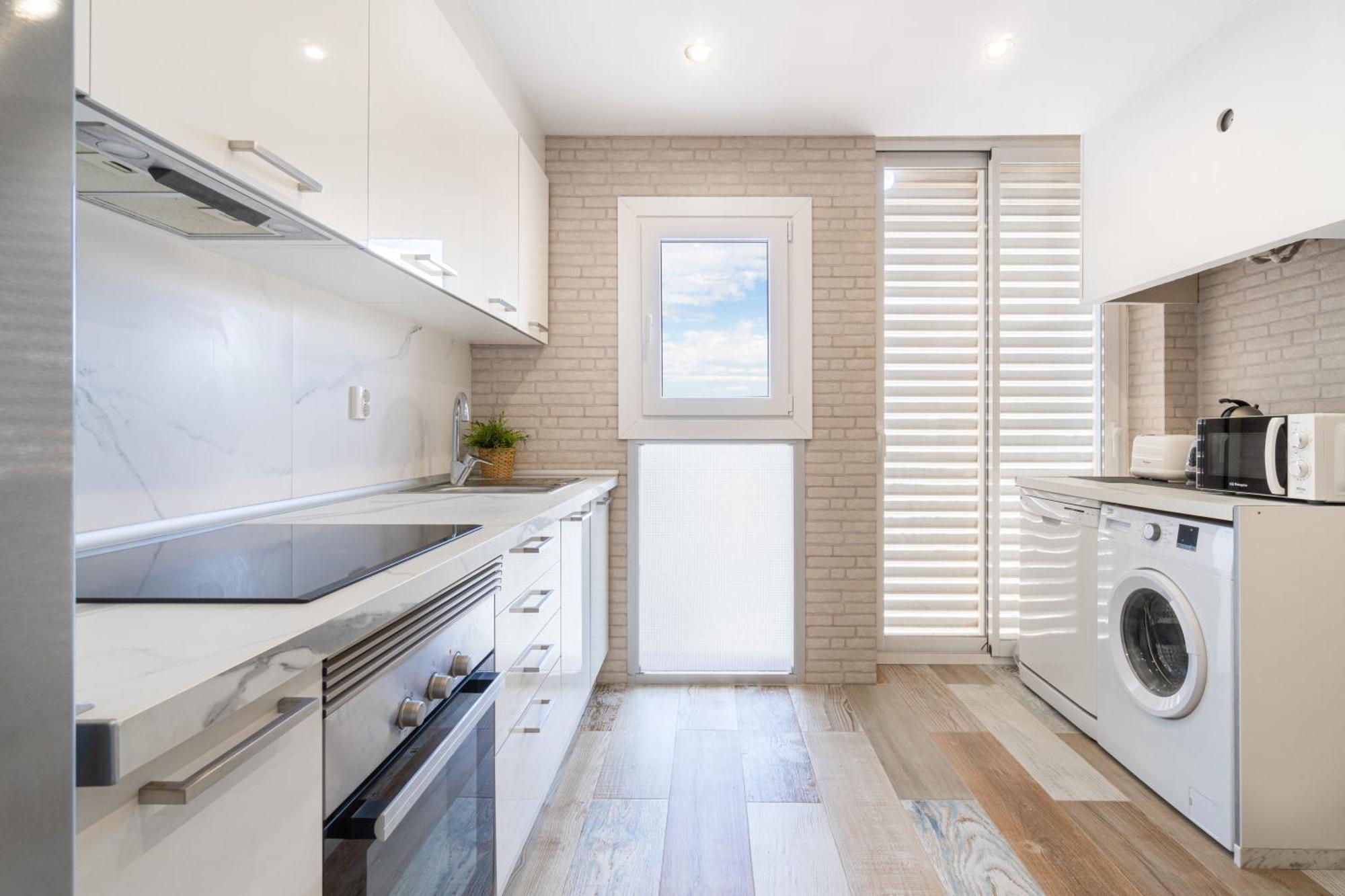 Penthouse - Sea Views & 5min To - Fast Wifi - Ac Apartment